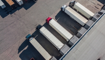 DistribucionYTransporte-trucks-unloading-in-logostics-hub-2022-01-30-07-15-06-utc-reducido.jpg