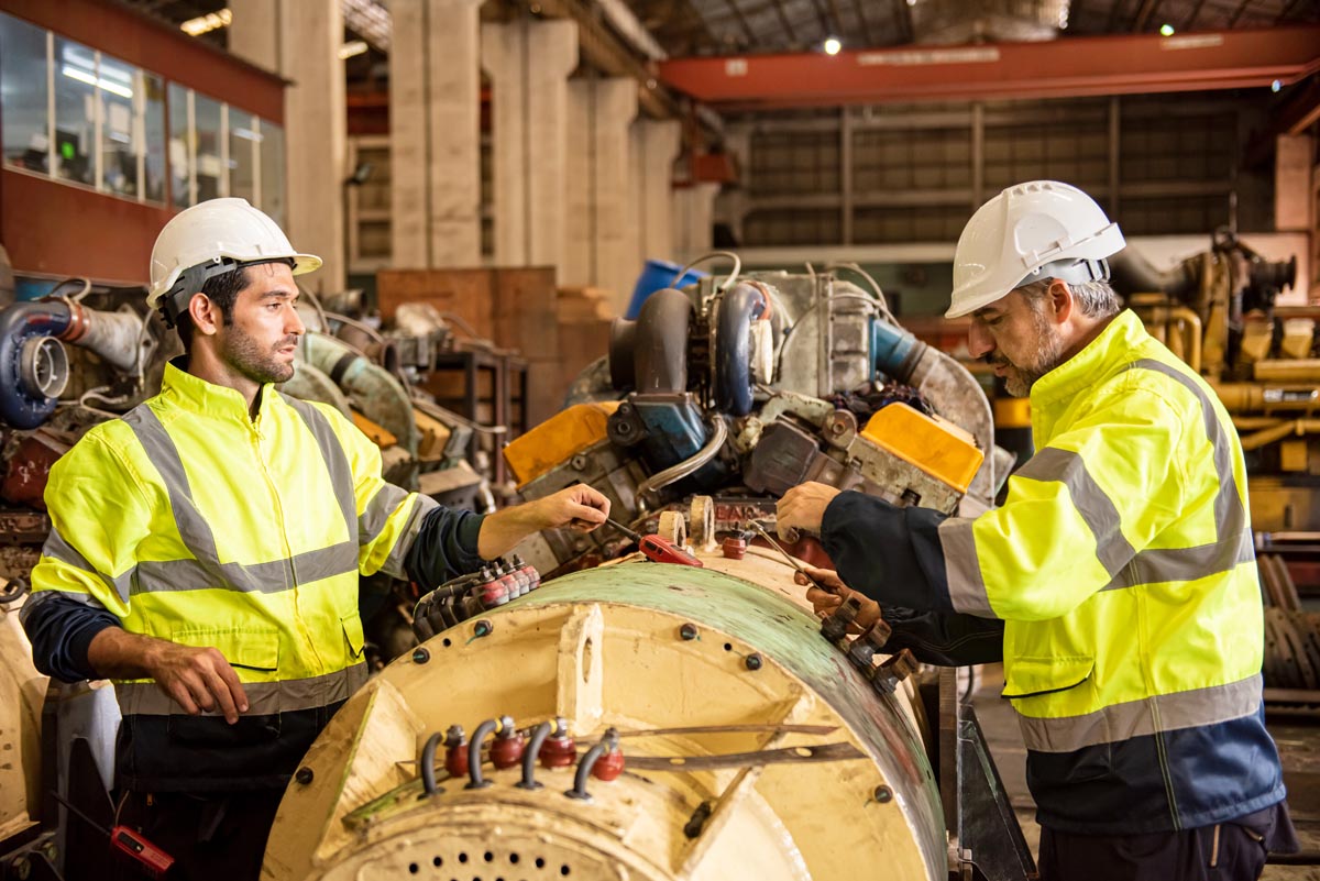 trabajadores en empresa industrial